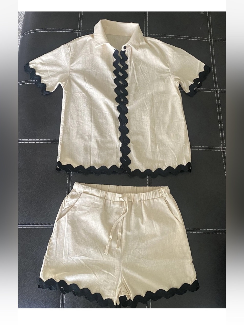 Haloumoning Girls 2-Piece Outfit Set Size 140 (M)Beige Black Trim Shirt & Shorts